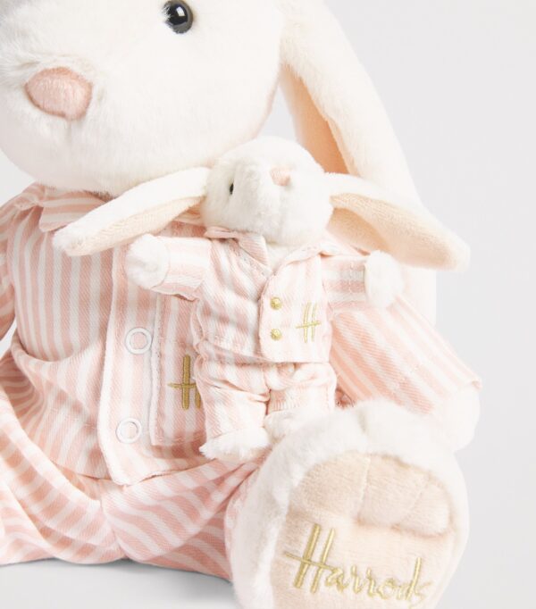 HDDB2630011-00_3 Harrods 條紋睡衣兔側面全身照,展示約 22cm 尺寸比例與柔軟絨毛質感