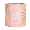 HDFC2420001-11_1-uni-1 英國 Harrods 白巧克力草莓球禮盒正面,粉嫩圓球整齊排列於精緻包裝盒中