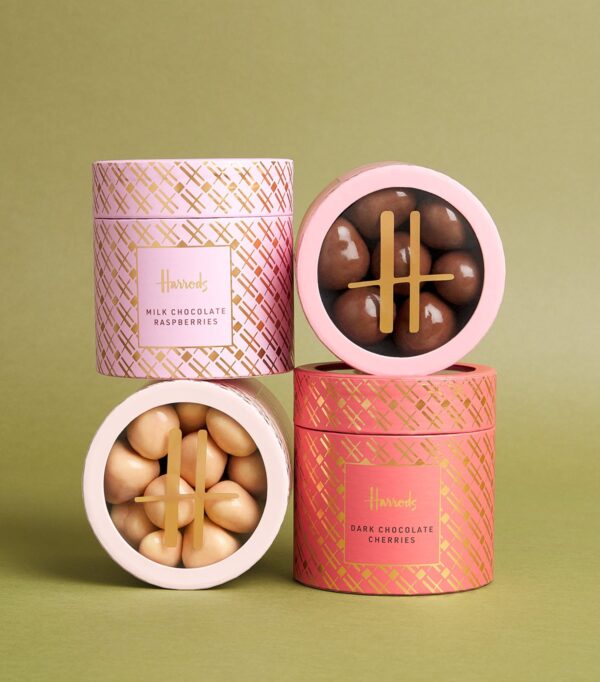 HDFC2420001-11_2-1 Harrods 白巧克力草莓球近拍特寫,展示白巧克力外層與草莓果粉粉紅色澤