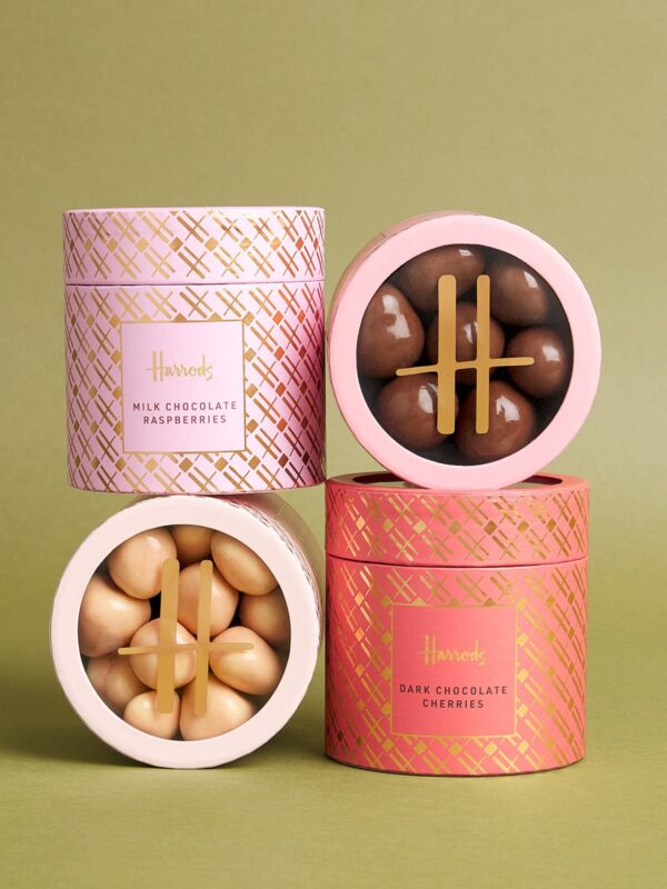 Harrods 草莓牛奶巧克力球近拍,可見粉嫩巧克力外層與整顆凍乾草莓內餡