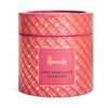 HDFC2420003-15_1-uni-1 英國 Harrods 黑巧克力阿瑪雷納櫻桃禮盒正面,粉色包裝盒搭配品牌金色標誌