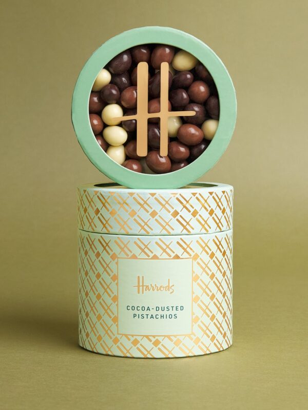 Harrods 開心果巧克力球近拍,展示白巧克力外層與開心果內餡質地細節