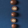 HDFC2420006-61_2 Harrods 325g 杏仁巧克力球禮盒開蓋展示,多顆圓形果仁糖巧克力球排列其中
