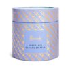 HDFC2420006-65_1-uni 英國 Harrods 杏仁巧克力脆片禮盒正面,粉藍色精裝盒搭配品牌燙金標誌