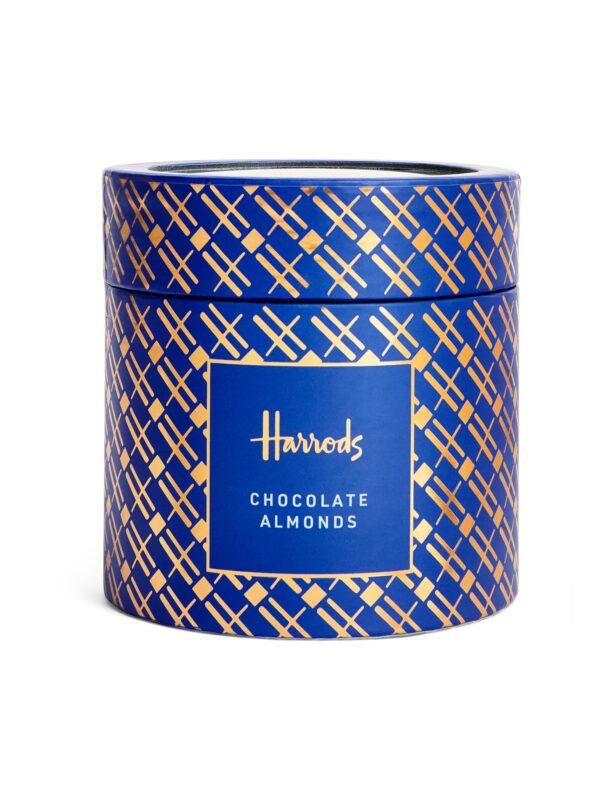 HDFC2420006-66_1-uni Harrods 經典藍色巧克力杏仁禮盒正面,印有金色品牌標誌,325g 裝