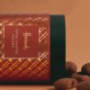 HDFC2420009-86_2 Harrods 巧克力烤核桃近拍細節,可可粉均勻裹覆表面,展現濃郁深棕色澤與粗粒質感