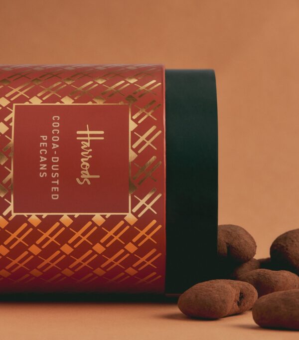 HDFC2420009-86_2 Harrods 巧克力烤核桃近拍細節,可可粉均勻裹覆表面,展現濃郁深棕色澤與粗粒質感