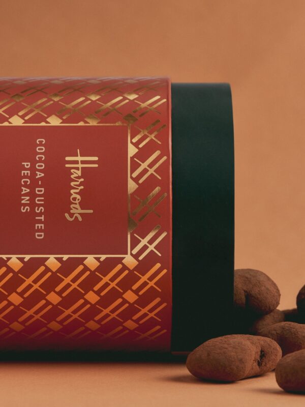 Harrods 巧克力烤核桃近拍細節,可可粉均勻裹覆表面,展現濃郁深棕色澤與粗粒質感