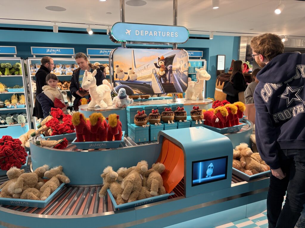 Harrods 百貨內的 Jellycat 專區機場主題陳列