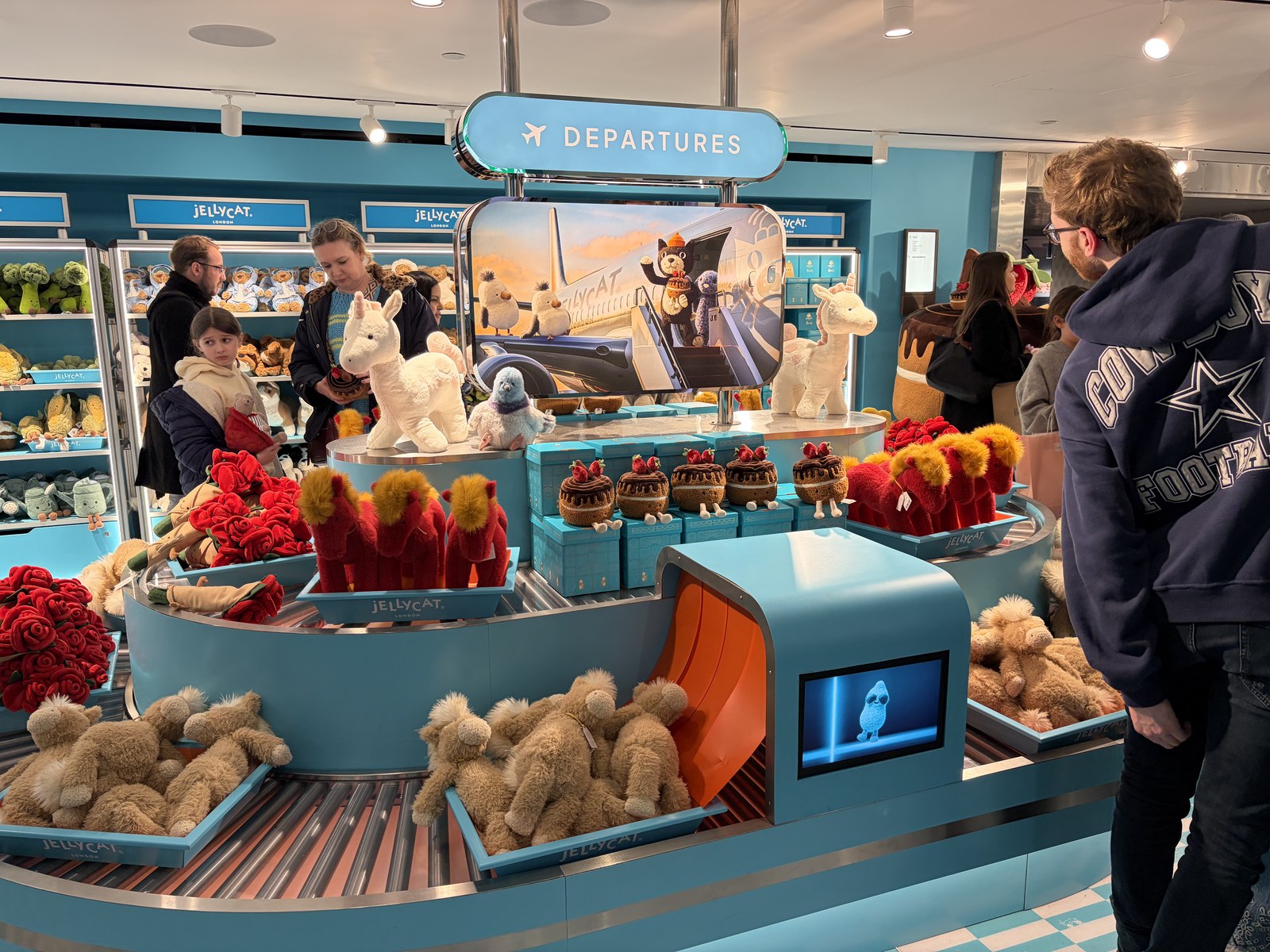 Harrods 百貨內的 Jellycat 專區機場主題陳列