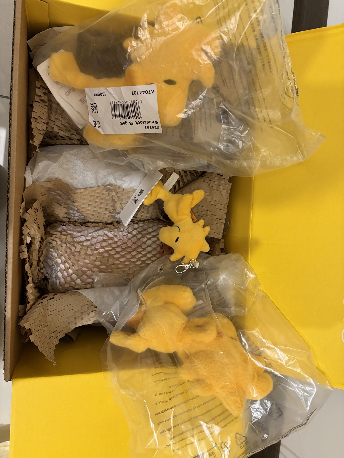 原廠包裝與吊牌標籤完整的商品裝箱實拍