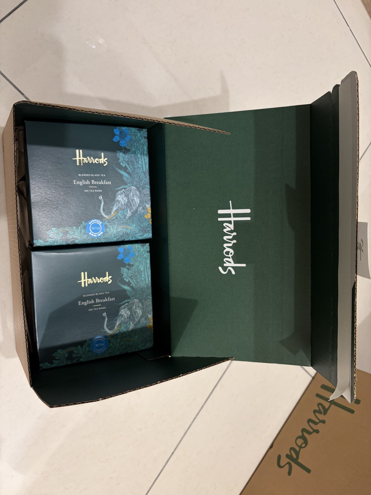商品裝入原廠禮盒後準備出貨的包裝實拍