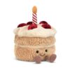 JCDB2630003-82_1-uni 英國 JELLYCAT Amuseables 生日蛋糕絨毛玩偶正面全景,奶油色糖霜與草莓果粒細節清晰可見