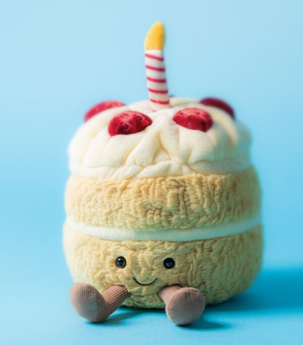 JCDB2630003-82_4 JELLYCAT 生日蛋糕絨毛玩偶放置於木質桌面,展現居家擺設風格