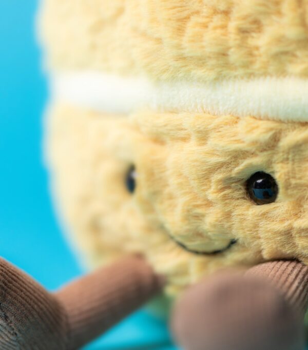 JCDB2630003-82_5 JELLYCAT 生日蛋糕玩偶與嬰兒床場景搭配,呈現床邊陪伴氛圍