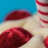 JCDB2630003-82_6 JELLYCAT Amuseables 生日蛋糕玩偶包裝盒標籤特寫,顯示品牌與型號資訊