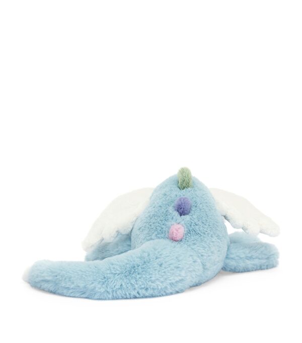 JCDB2630004-62_3 JELLYCAT Sky Dragon 放置於桌面場景,展現約 12cm 嬌小可愛的實際比例