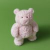 JCDB2630007-12_5 JELLYCAT Leola Bear 擺放於嬰兒床邊,營造溫馨陪伴氛圍