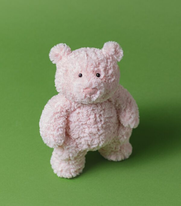 JCDB2630007-12_5 JELLYCAT Leola Bear 擺放於嬰兒床邊,營造溫馨陪伴氛圍