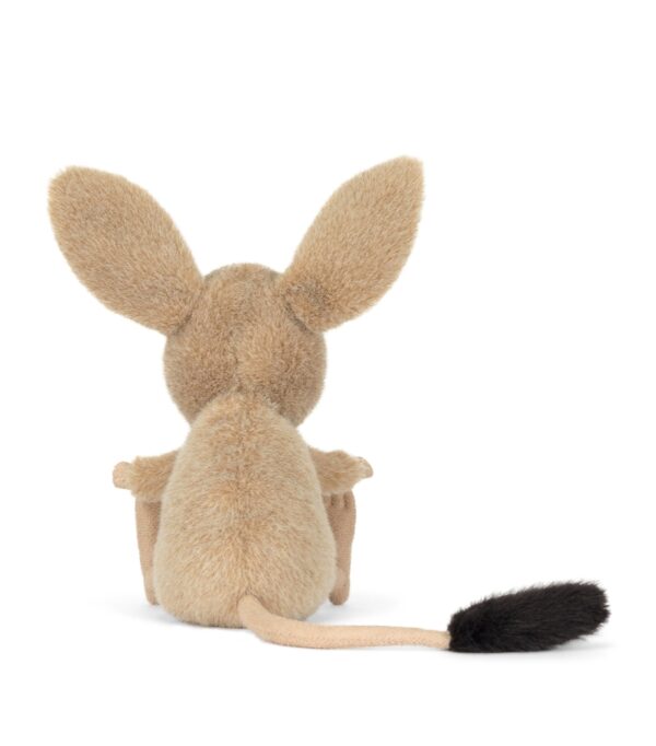 JCDB2630008-84_3 JELLYCAT Jerboa 大耳跳鼠娃娃擺放於嬰兒床邊,呈現床邊陪伴與居家擺設情境