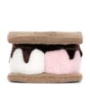 JCDB2630009-84_3 JELLYCAT Amuseables S'mores 放置於手掌中,展示約 7cm 迷你尺寸比例