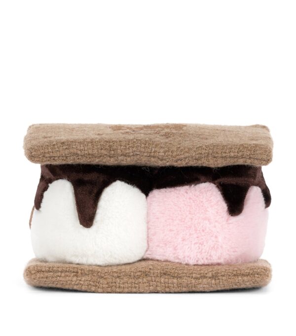 JCDB2630009-84_3 JELLYCAT Amuseables S'mores 放置於手掌中,展示約 7cm 迷你尺寸比例