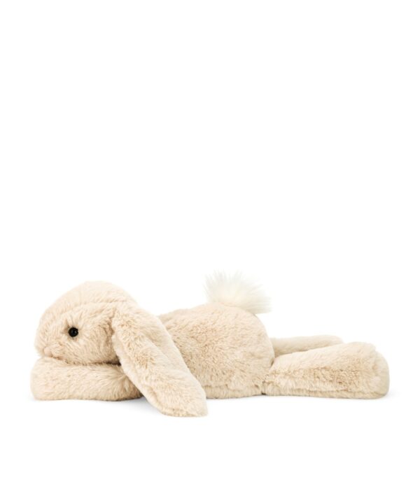 JCDB2630011-81_3 JELLYCAT Smudge Rabbit 棕色兔娃娃背面,展示蓬鬆小尾巴與整體比例