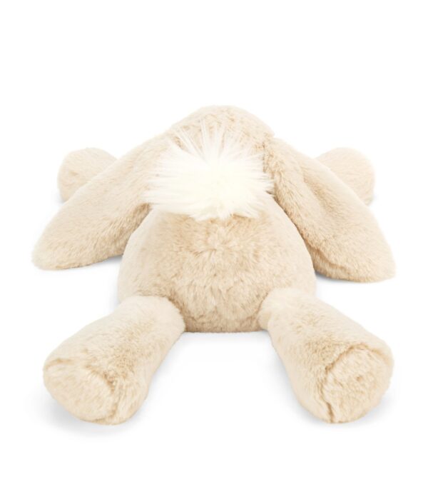JCDB2630011-81_4 JELLYCAT Smudge Rabbit 與日常物品比例對照,呈現13cm迷你尺寸的可愛感