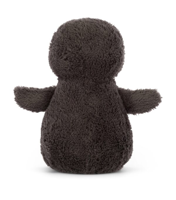JCDB2630014-08_4 JELLYCAT 花生企鵝放置於嬰兒床邊的生活情境,展現床邊陪伴感
