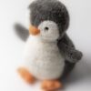 JCDB2630014-08_5 JELLYCAT 花生企鵝與其他 Jellycat 玩偶收藏並排,呈現尺寸對比(24cm)