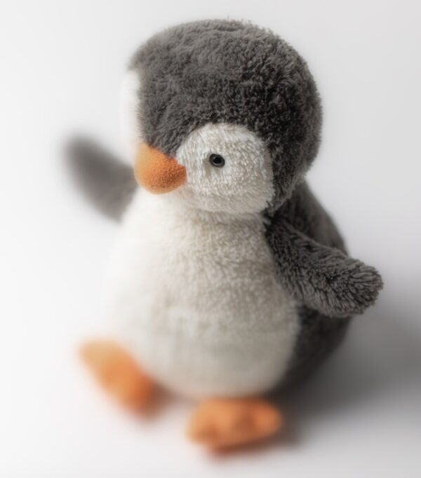 JCDB2630014-08_5 JELLYCAT 花生企鵝與其他 Jellycat 玩偶收藏並排,呈現尺寸對比(24cm)
