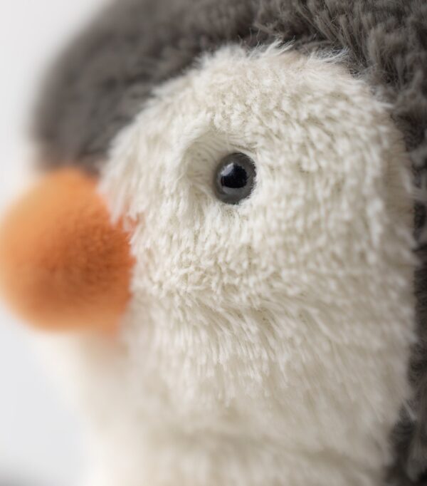 JCDB2630014-08_6 JELLYCAT Peanut Penguin 近拍面部,黑色圓眼與淡色腹部細節