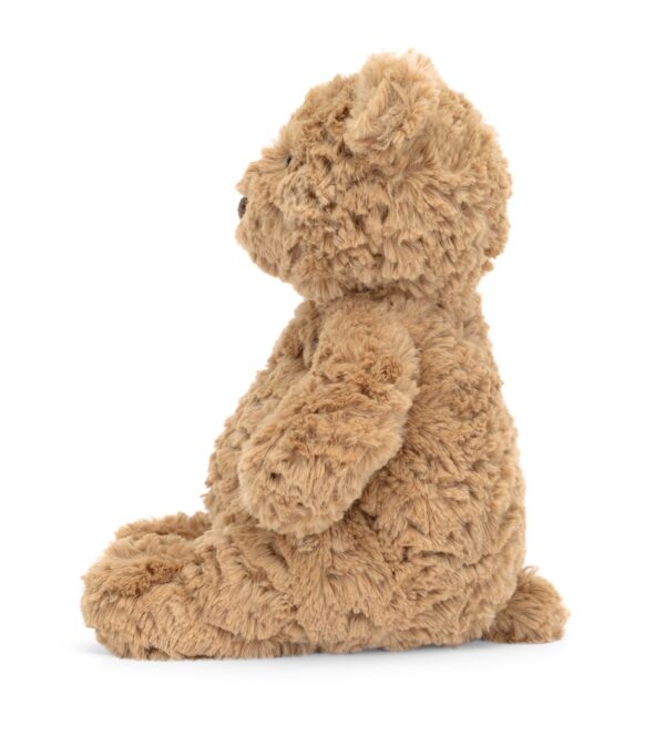 JCDB2630015-84_2 JELLYCAT 巴塞洛繆熊側面特寫,展示柔順棕色聚酯纖維毛絨質感