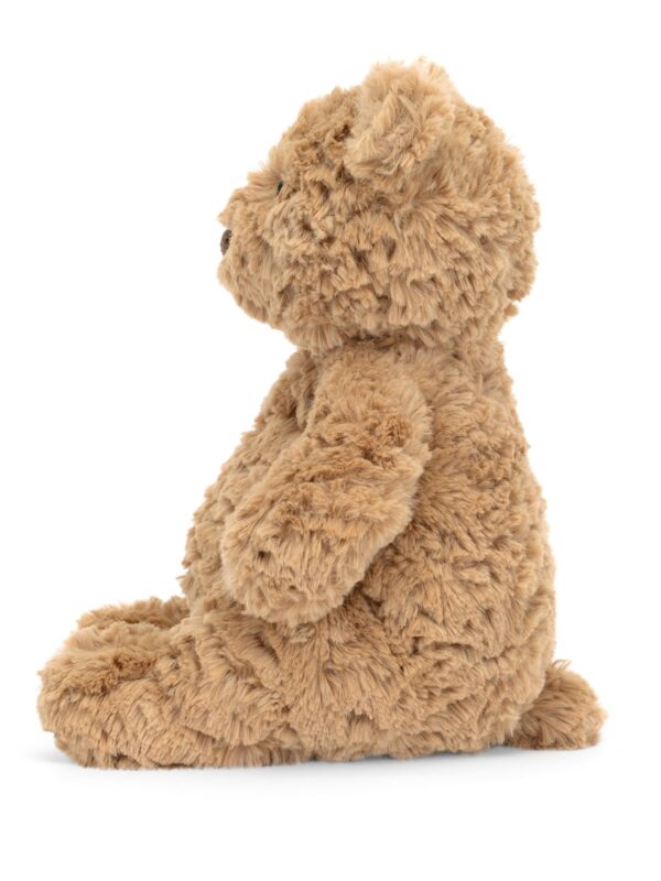 JELLYCAT 巴塞洛繆熊側面特寫,展示柔順棕色聚酯纖維毛絨質感