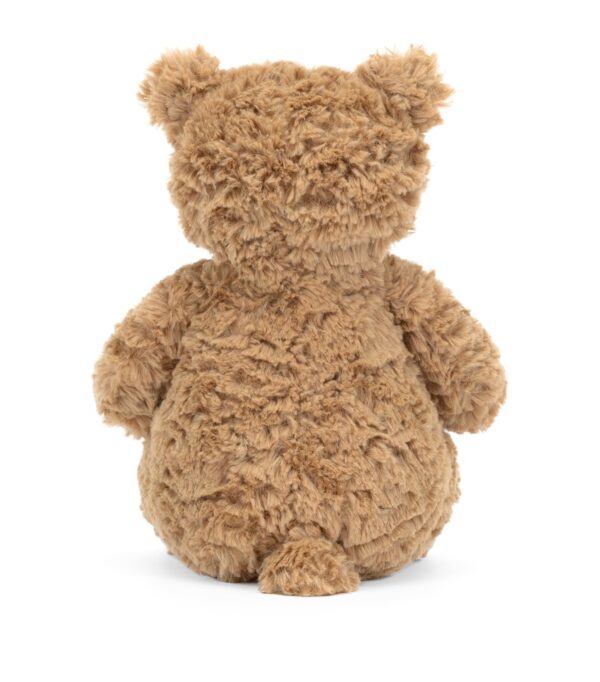 JCDB2630015-84_3 JELLYCAT Bartholomew Bear 娃娃與背景生活擺設搭配,呈現居家溫馨陳列情境