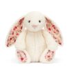 JCDB2630018-00_2 JELLYCAT 花漾漿果兔近拍耳朵細節,展示漿果刺繡裝飾與柔軟絨毛質感