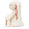 JCDB2630018-00_3 JELLYCAT Blossom Cream Bunny Berry 側面角度,呈現立體身形與腳掌漿果圖案