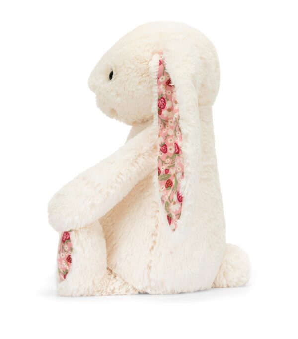 JCDB2630018-00_3 JELLYCAT Blossom Cream Bunny Berry 側面角度,呈現立體身形與腳掌漿果圖案