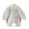 JCDB2630018-08_4 JELLYCAT 灰銀兔子娃娃擺放於嬰兒床邊或桌面情境,呈現療癒居家氛圍