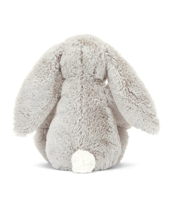 JCDB2630018-08_4 JELLYCAT 灰銀兔子娃娃擺放於嬰兒床邊或桌面情境,呈現療癒居家氛圍
