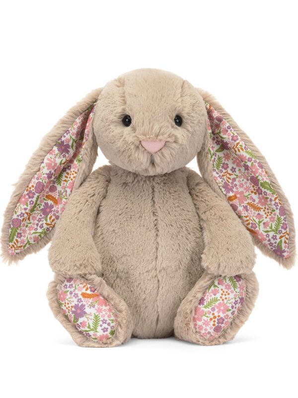 JELLYCAT Blossom Beige Bunny 側面細節,展示圓潤身形與花瓣造型耳朵質感