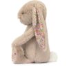 JCDB2630018-81_3 JELLYCAT 米色兔子娃娃擺放於嬰兒床邊場景,展現溫柔陪伴氛圍