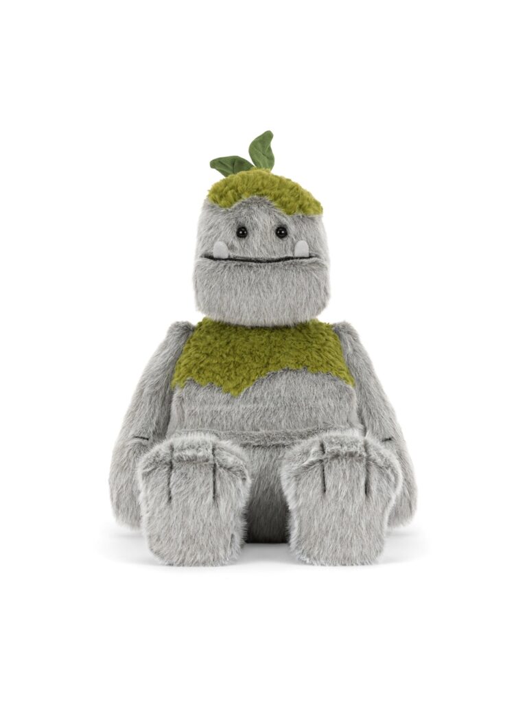 JELLYCAT Rockleton 灰色石頭造型絨毛娃娃正面,頭頂綠色葉片、露齒笑容與環抱雙臂