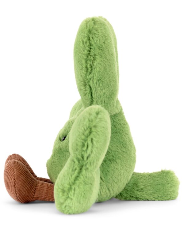 JELLYCAT 三葉草娃娃側面特寫,展示燈芯絨棕色小靴細節