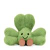 JCDB2630020-55_4 JELLYCAT 三葉草絨毛娃娃擺放於嬰兒床邊或書桌角落的生活情境