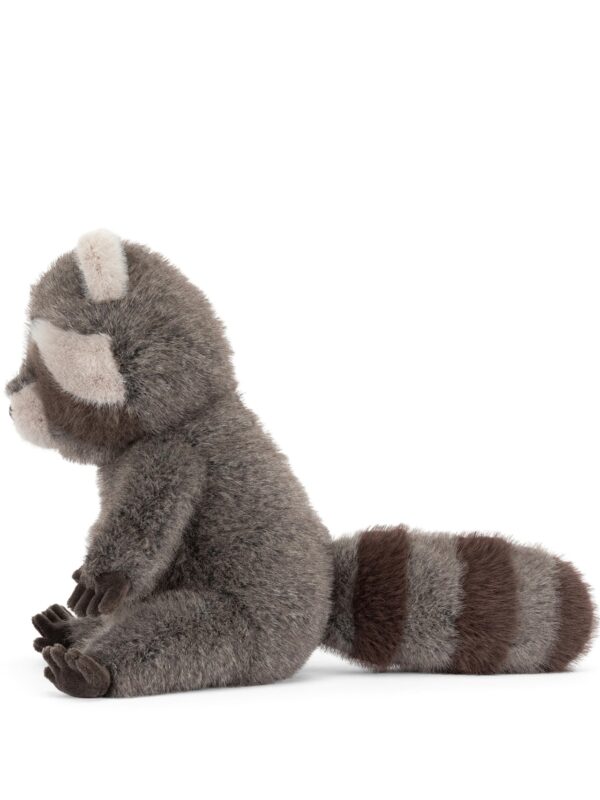 JELLYCAT Trixiwoo 小浣熊側面角度,清晰呈現蓬鬆尾巴與立體手腳造型