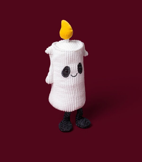 JCDB2630026-00_5 JELLYCAT Flickerty Candle 放置於萬聖節節慶桌面佈置場景,南瓜裝飾陪襯