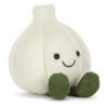 JCDB2630027-00_2 JELLYCAT 大蒜玩偶側面角度,展示圓潤蒜頭造型與縫線細節