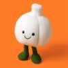 JCDB2630027-00_8 JELLYCAT Amuseables Garlic 玩偶整體尺寸展示,高約 15cm,手持比例參考