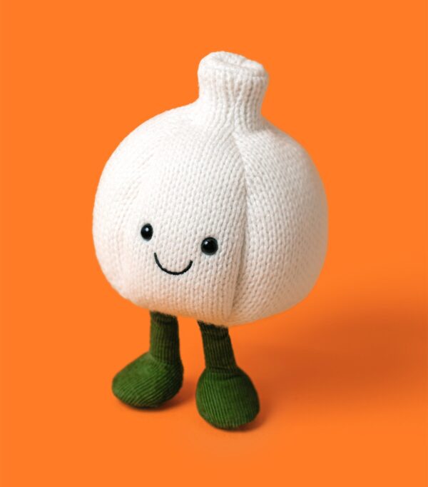 JCDB2630027-00_8 JELLYCAT Amuseables Garlic 玩偶整體尺寸展示,高約 15cm,手持比例參考
